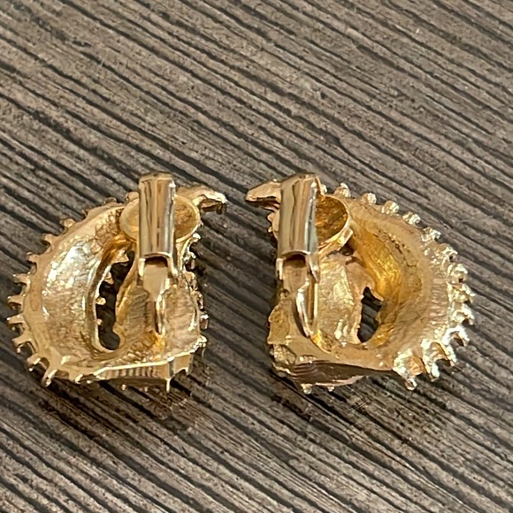 Vintage Leave Shaped Gold-tone Clip Earrings - Picture 3 of 13